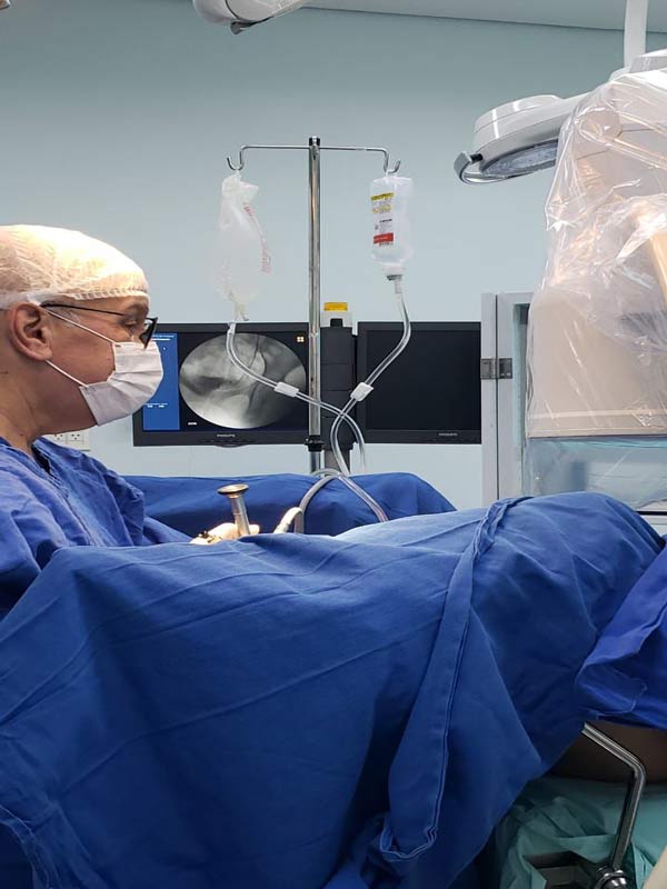 Dr rui fazendo uma cirurgia endourológica